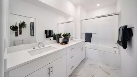 Bath - 2707 Cloudview Privado, Ontario, CA 91761 photo 1 of 4