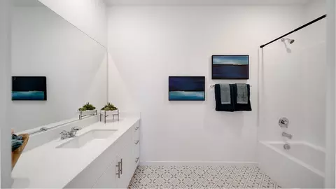 Bath - 2707 Cloudview Privado, Ontario, CA 91761 photo 3 of 4
