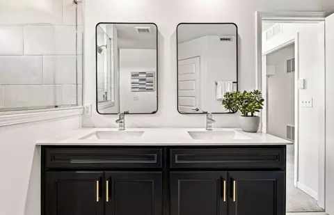 Bath - 1702 Espacio Dr, Naperville, IL 60563 photo 1 of 4
