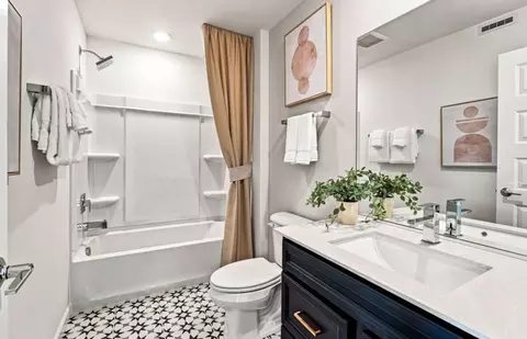 Bath - 1702 Espacio Dr, Naperville, IL 60563 photo 3 of 4