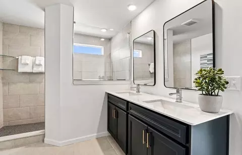 Bath - 1702 Espacio Dr, Naperville, IL 60563 photo 2 of 4