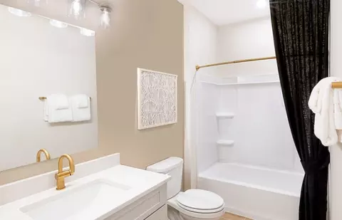 Bath - 1702 Espacio Dr, Naperville, IL 60563 photo 3 of 4