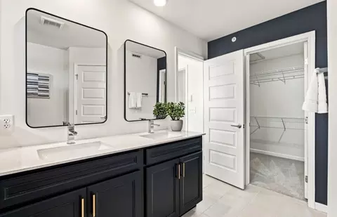 Bath - 1702 Espacio Dr, Naperville, IL 60563 photo 1 of 4