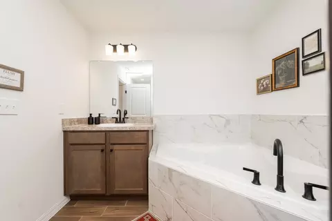 Bath - 1012 Bergamot Dr, Bartow, FL 33830 photo 2 of 5