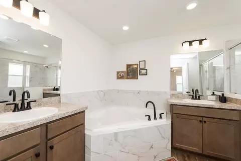 Bath - 1012 Bergamot Dr, Bartow, FL 33830 photo 1 of 5
