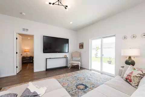 Living - 1012 Bergamot Dr, Bartow, FL 33830 photo 2 of 2