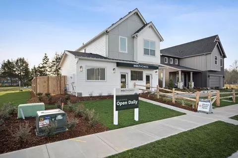 Exterior - 173 Alder St, Eagle Point, OR 97524 photo 4 of 6
