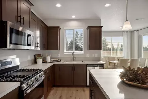 Kitchen - 173 Alder St, Eagle Point, OR 97524 photo 2 of 2