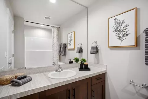 Bath - 173 Alder St, Eagle Point, OR 97524 photo 1 of 3