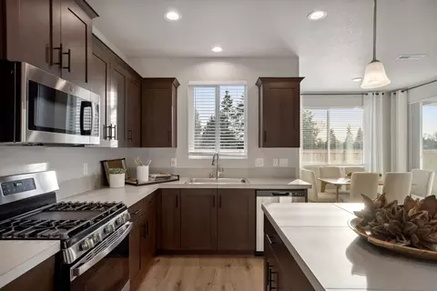 Kitchen - 173 Alder St, Eagle Point, OR 97524 photo 3 of 4