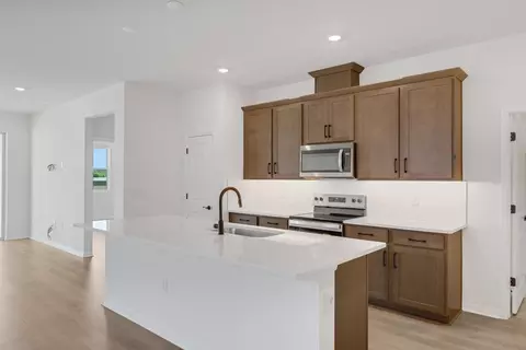 Kitchen - 8120 Sunny Point Trl, Parrish, FL 34219 photo 2 of 10