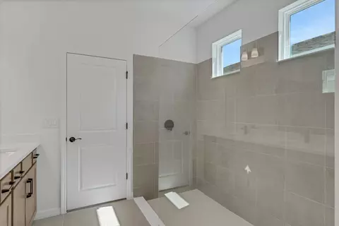 Bath - 8120 Sunny Point Trl, Parrish, FL 34219 photo 2 of 3