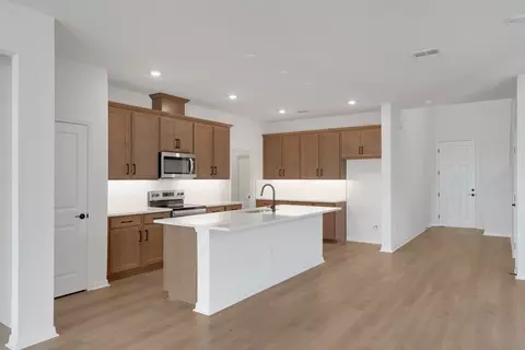 Kitchen - 8120 Sunny Point Trl, Parrish, FL 34219 photo 4 of 10