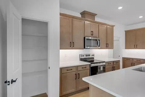 Kitchen - 8120 Sunny Point Trl, Parrish, FL 34219 photo 7 of 10