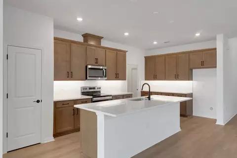 Kitchen - 8120 Sunny Point Trl, Parrish, FL 34219 photo 5 of 10