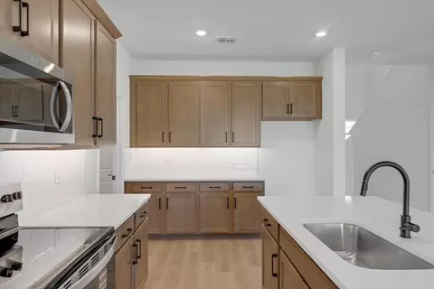 Kitchen - 8120 Sunny Point Trl, Parrish, FL 34219 photo 3 of 10