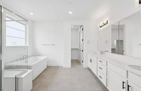 Bath - 17184 Coral Tree Ln, Lathrop, CA 95330 photo 2 of 4