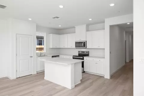 Kitchen - 632 Darlington Way, Patterson, CA 95363 photo 2 of 2