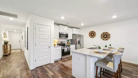 Entry Way - 1734 Dixon Cir, Mount Olive, AL 35117 photo 5 of 6