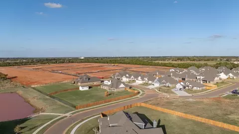 View/Area - 932 Hydrangea Way, Edmond, OK 73034 photo 10 of 21