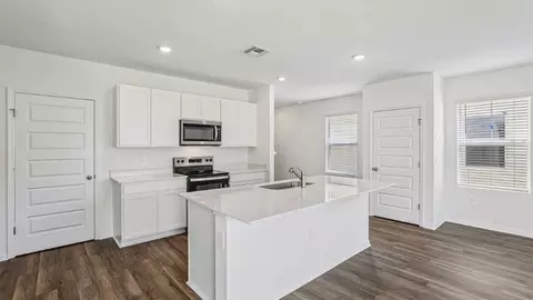 Kitchen - 5588 Taverna Loop, Winter Haven, FL 33884 photo 2 of 5
