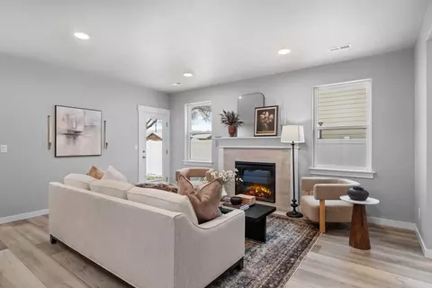 Living - 5089 Squirrel St, Springfield, OR 97478 photo 3 of 3