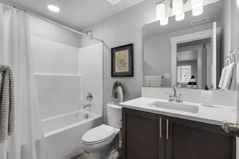 Bath - 5089 Squirrel St, Springfield, OR 97478 photo 6 of 6