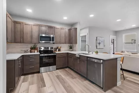 Kitchen - 5089 Squirrel St, Springfield, OR 97478 photo 4 of 4