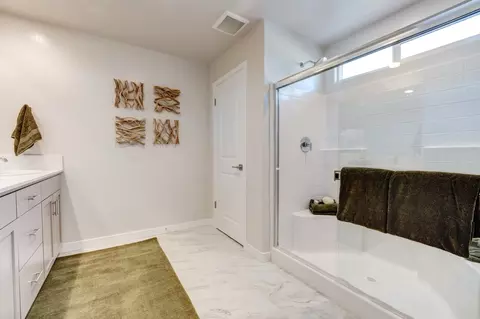 Bath - 2920 E Ava Dr, Fresno, CA 93730 photo 2 of 2