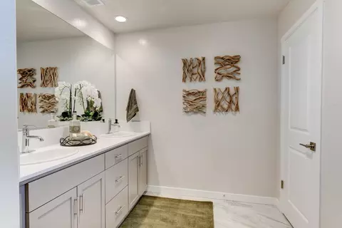 Bath - 2920 E Ava Dr, Fresno, CA 93730 photo 1 of 2