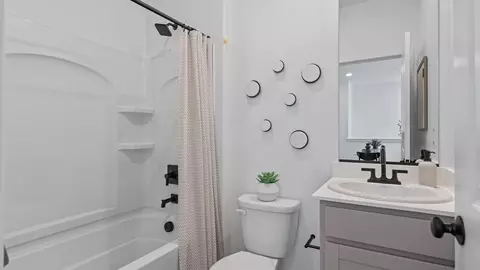 Bath - 2355 E 8th St, Davis, CA 95618 photo 1 of 1