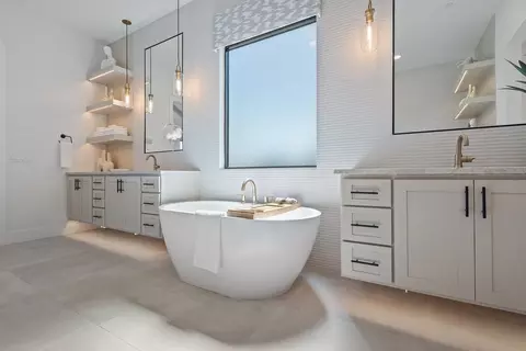 Bath - 6000 Moondust Ln, Austin, TX 78730 photo 2 of 4