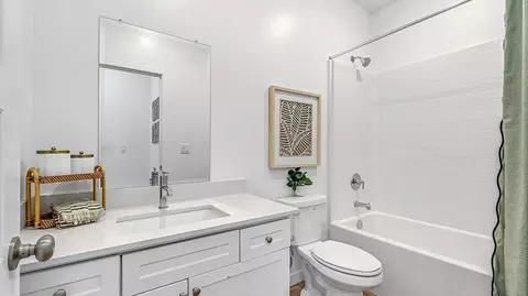 Bath - 8613 Pamplona Ln, Shafter, CA 93263 photo 2 of 4