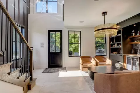 Entry Way - 613 E Franklin Ave, Naperville, IL 60540 photo 2 of 6