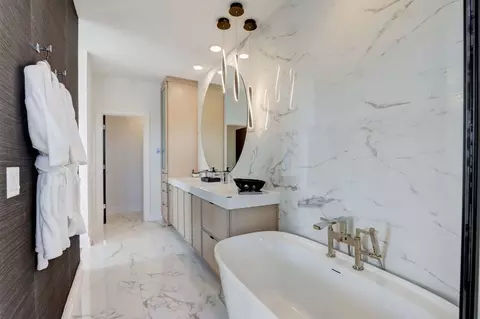 Bath - 613 E Franklin Ave, Naperville, IL 60540 photo 4 of 6
