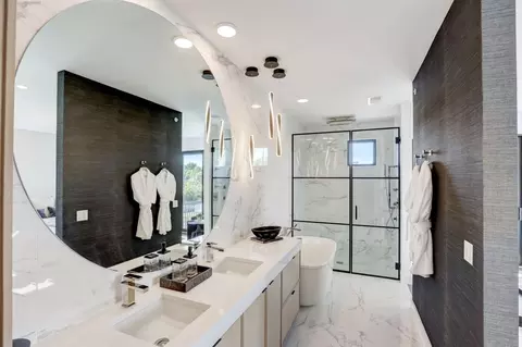 Bath - 613 E Franklin Ave, Naperville, IL 60540 photo 3 of 6
