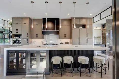 Kitchen - 613 E Franklin Ave, Naperville, IL 60540 photo 2 of 3