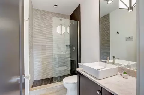 Bath - 613 E Franklin Ave, Naperville, IL 60540 photo 5 of 6