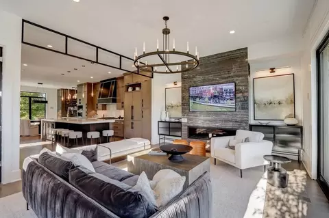 Living - 613 E Franklin Ave, Naperville, IL 60540 photo 3 of 4
