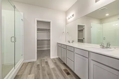 Bath - 2877 E 103rd Dr, Thornton, CO 80229 photo 2 of 4