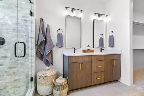 Bath - 2041 W Pinnacle Ave, Mapleton, UT 84664 photo 1 of 2
