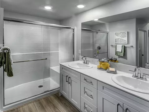Bath - 4725 Merida Way, Oceanside, CA 92057 photo 2 of 4