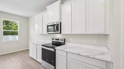 Kitchen - 10529 Grain Silo Trl, Parrish, FL 34219 photo 3 of 4