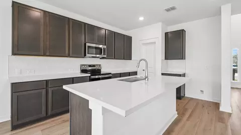 Kitchen - 421 Citation Dr, Jarrell, TX 76537 photo 3 of 4