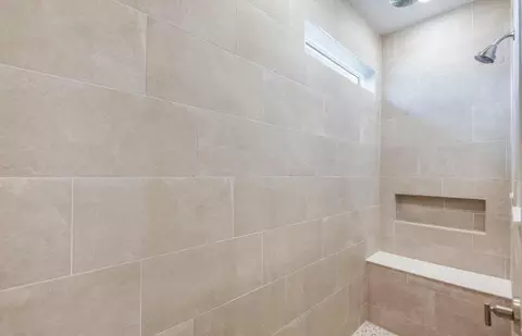 Bath - 9928 Johnson Oaks Gln, Parrish, FL 34219 photo 2 of 3