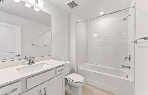 Bath - 9928 Johnson Oaks Gln, Parrish, FL 34219 photo 3 of 4
