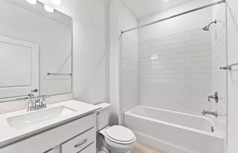 Bath - 9928 Johnson Oaks Gln, Parrish, FL 34219 photo 4 of 4