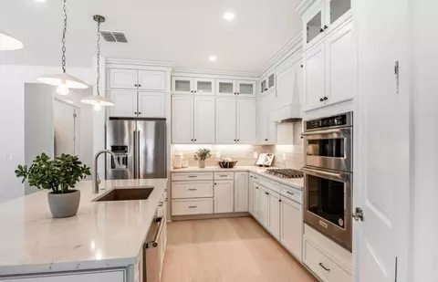 Kitchen - 9928 Johnson Oaks Gln, Parrish, FL 34219 photo 2 of 4