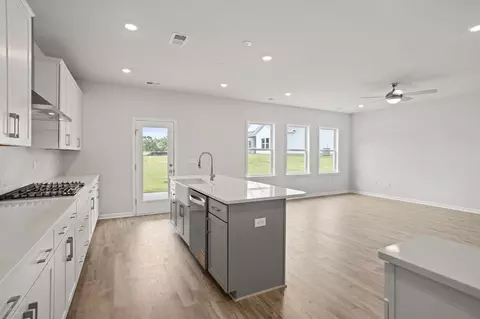 Kitchen - 555 Hydrangea St, Seneca, SC 29678 photo 3 of 7