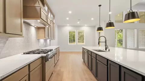 Kitchen - 205 Gousoulin Ln, Pinehurst, TX 77362 photo 7 of 10
